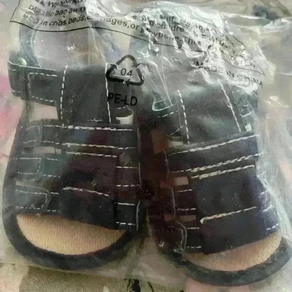 Little boy, sandal size 120 as shown in picture 5 inches long.​